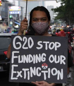Salah satu tuntutan pada aksi Hari Bumi yaitu G20 stop funding our extinction.(@dnktv)