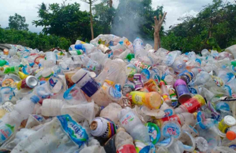 Kemasan produk menjadi sampah mengotori bumi, akibat lalai jalankan UU Sampah. Sumber: DokPri