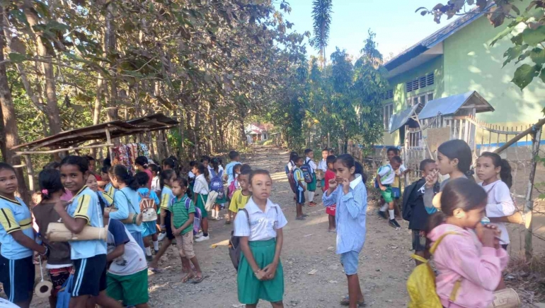 Anak-anak berdiri di depan pintu gerbang karena tidak bisa masuk karena pintu gerbang disegel ( dok. pribadi, diambil dari sebuah WA group)