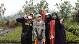 Potret kebersamaan Tim KKN-T IPB Desa Cibodas dengan Ibu Siti Haliah. Sumber foto : dokumentasi Tim KKN-T IPB