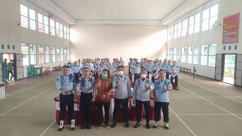 Foto Bersama Jajaran Petugas Lapas dan Rutan Bersama Tim PMI RSUD Pringsewu (Humas Lastagung)