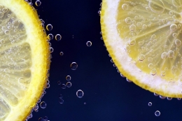 Aku merawat atasan putihku dengan butiran sitrun yang kubeli di pasar. Bisa juga sih dengan air lemon (sumber gambar: pixabay/ulleo)