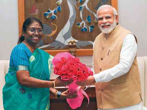 Perdana Menteri India Narendra Modi (kanan) memberikan karangan bunga kepada Presiden baru India Droupadi Murmu. | Sumber: ANI/via Gulf News