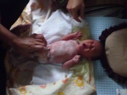 Tanggal 18 Mei 2013, 7 hari setelah kelahiran putri kecil. Bidan Lusi masih datang untuk memandikan bayi. (Dokpri)