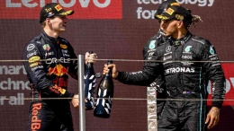 Verstappen dan Hamilton berbagi podium bersama di French GP (sportingnews.com)