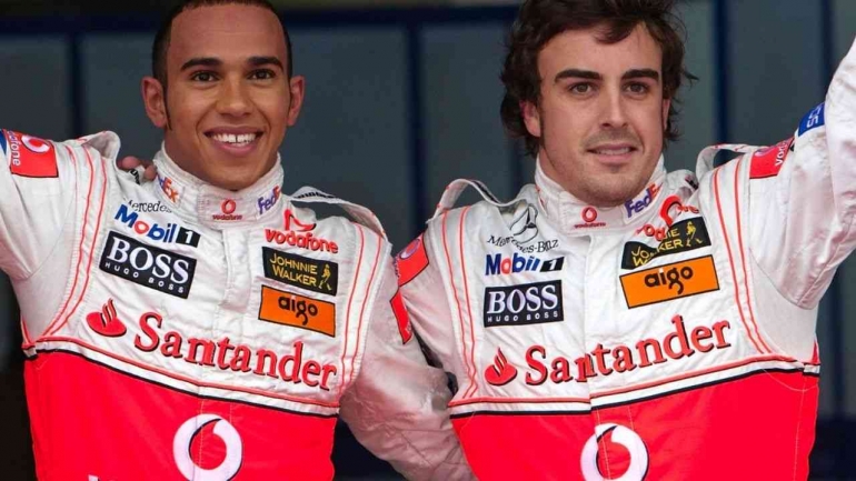 Lewis Hamilton dengan Fernando Alonso di McLaren 2007 (thesportsrush.com)