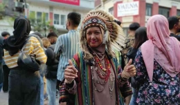 Potret salah satu warga Surabaya dengan gaya busana khasnya (sumber: suarasurabaya.net)