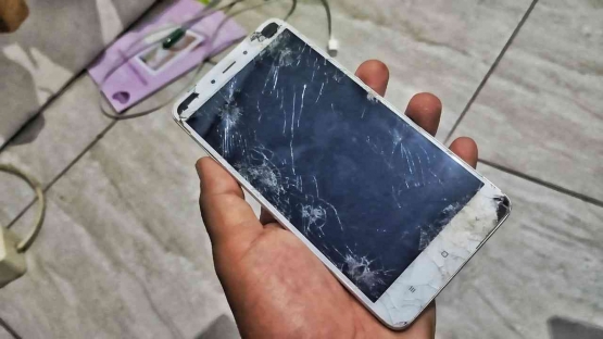 Handphone yang tak jadi hilang, dengan begitu separuh nyawa kembali utuh (Foto: Akbar Pitopang)