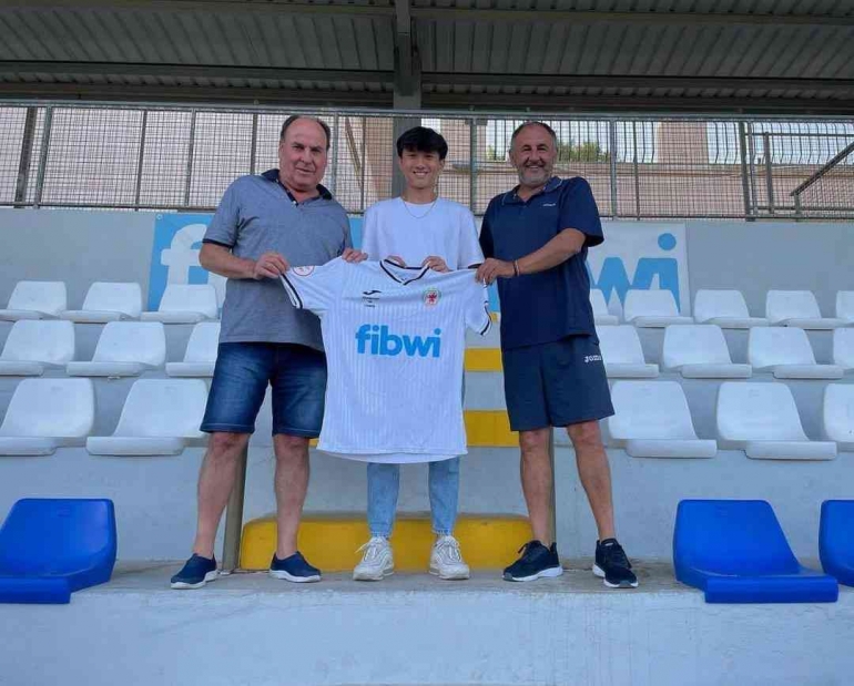Pemain asal Indonesia Ilham Yuda resmi bergabung dengan klub Spanyol Deportivo Llosetense ( Instagram Ilham Yuda )