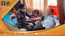Kasi Kegiatan Kerja Lapas Lahat Jauhari saat lakukan donor darah (Dok. Humas)