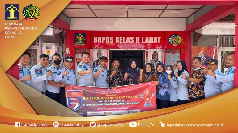 foto bersama Keluarga Besar Lapas Lahat, Bapas Lahat dan PMI Lahat dalam giat Donor Darah sambut HDKD ke 77 (Dok. Humas)