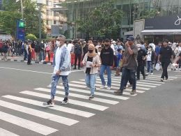 Bonge dan aksi jalanan Citayam Fashion Week di Dukuh Atas pada Kamis (28/07/2022) (Foto: Tira Hadiatmojo)