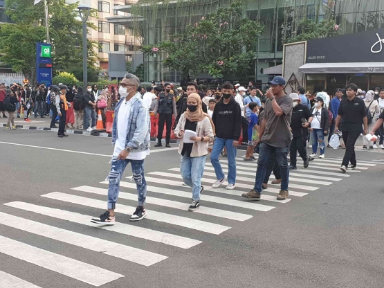 Bonge dan aksi jalanan Citayam Fashion Week di Dukuh Atas pada Kamis (28/07/2022) (Foto: Tira Hadiatmojo)