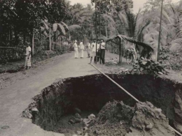 Banjir menggerus jalan di Krikilan, Banyuwangi. Foto dibuat tahun 1939