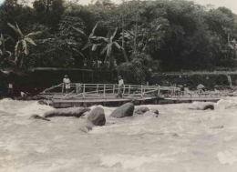 Banjir menerjang jembatan di Kali Porolinggo yang menghubungkan Kalibaru dan Banyuwangi. Foto dibuat tahun 1939.