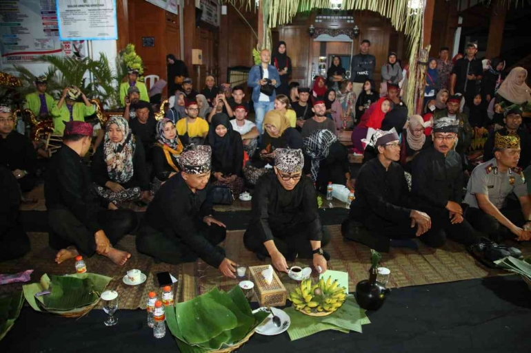 Tradisi Tumpeng Sewu di Kemiren Banyuwangi. Dok. banyuwangikab.go.id