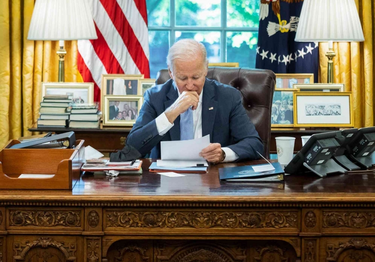 Presiden Amerika Serikat Joe Biden di kantornya di Ruang Oval, Gedung Putih | Sumber Gambar: White House/Adam Schultz