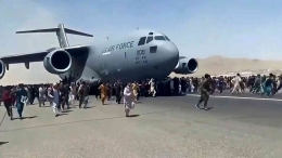Kepanikan yang terjadi di Bandara Kabul ketika evakuasi pasca ditariknya pasukan Amerika dari Afghanistan berlangsung | Sumber Gambar: airforcemag.com