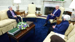 Biden ketika tengah membahas masalah Perekonomian bersama Mekeu Janet Yellen dan Ketua Bank Central Amerika Jerome Powell | Sumber Gambar: lesechos.fr