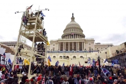 Para Pendukung Trump yang menolak kemenangan Biden pada Pemilu tahun 2020 ketika menyerbu Gedung Capitol pada 6 Januari 2021 | Sumber Gambar: pbs.org