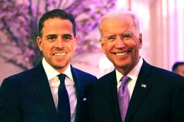 Joe Biden bersama sang Putra Hunter yang menjadi pusat perhatian karena dugaan negosiasi terselubung dari Bisnisnya | Sumber Gambar: Getty Images