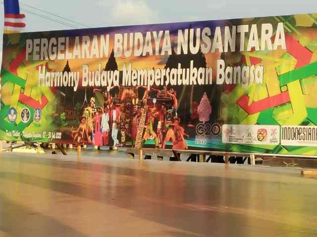 Para penari dari salah satu sanggar tari Nusantara sedang mementaskan tariannya. (dokpri)