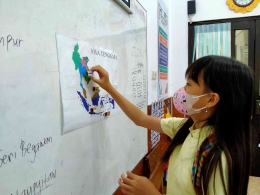 Menempel bendera negara Asia Tenggara dalam pelajaran Tematik | dokumentasi pribadi