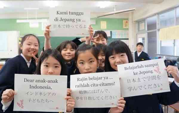 Ajakan anak anak Jepang agar Sekolah di negara mereka | FOTO : Alderanews.com