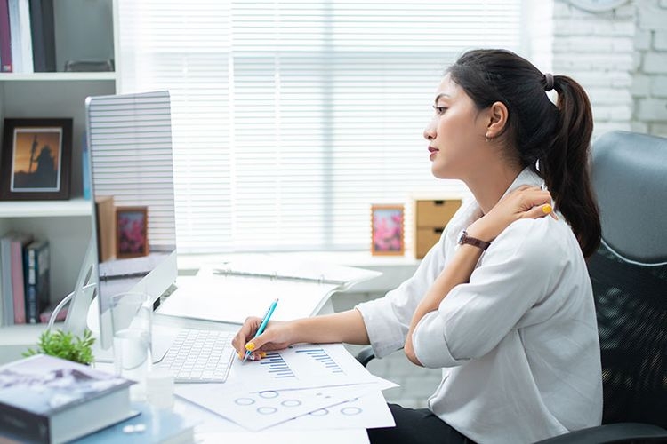 Ilustrasi leher dan punggung terasa pegal karena terlalu lama duduk di kursi kerja menghadap komputer. Sumber: Shutterstock via Kompas.com