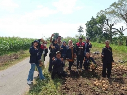 Peserta KKN Bersama dengan Petani Bengkuang [dokpri]