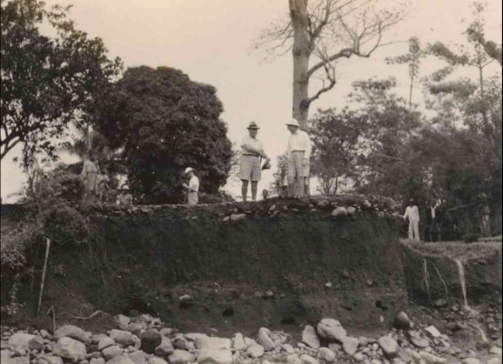 Petugas Eropa memeriksa jembatan yang tersapu banjir di Kali Porolinggo. Foto dibuat tahun 1939. 