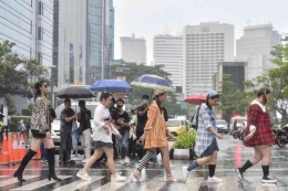  Orang-orang berjalan di atas zebra cross seperti model catwalk di kawasan Dukuh Atas di Jakarta, Indonesia, 23 Juli 2022. (Xinhua/Veri Sanovri)