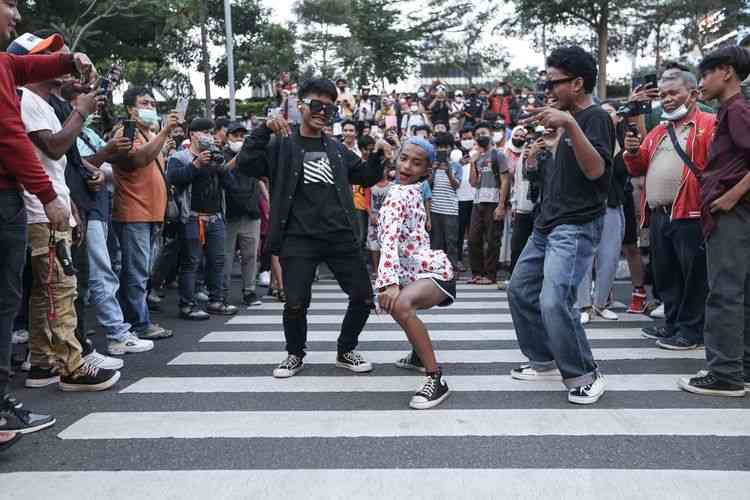 Para remaja sedang bergaya di zebra cross dalam acara Citayam Fashion Week (kompas.com)