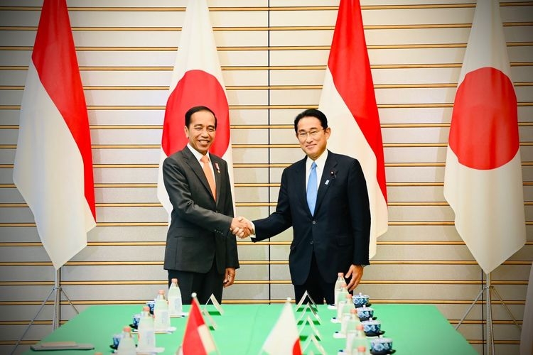 Presiden Joko Widodo berjabat tangan dengan Perdana Menteri Jepang Fumio Kishida dalam pertemuan bilateral di Tokyo, Jepang, Rabu (27/7/2022).(Dokumentasi/Sekretariat Presiden)