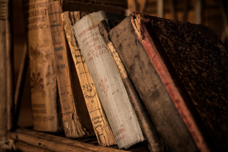 Buku-buku tua. (Photo: pixabay.com/jarmoluk)