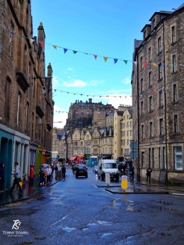 Kota tua Edinburgh dan kastel yang berdiri di puncak Castle Rock. Sumber: dokumentasi pribadi
