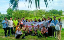 Kelompok KUKERTA UNRI Melakukan Restocking dan Pembagian 1000 bibit pohon (Dokpri)