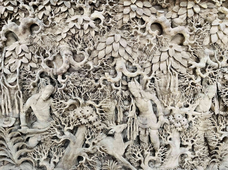 Relief ukir hasil karya seniman di Desa Senenan