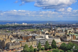 Panorama kota Edinburgh seperti terlihat dari atas kastel. Sumber: dokumentasi pribadi