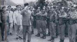 Presiden Sukarno Memeriksa Pasukan |Foto via liputan6.com 