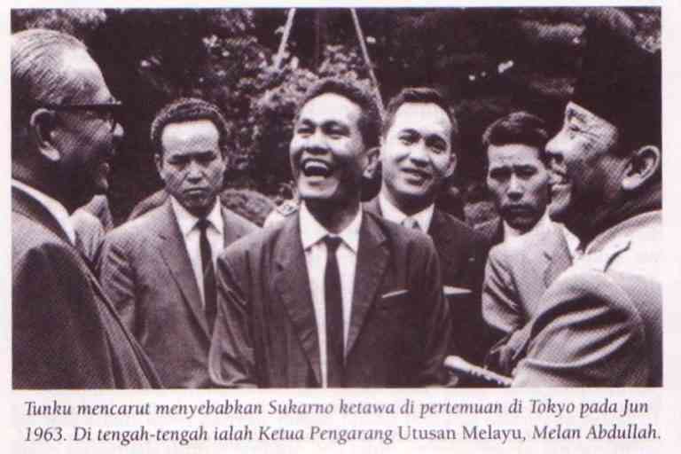Tunku Abdulrachman kiri dan Presiden Sukarno tertawa di perundingan Tokyo tahun 1963 setelah Tunku 