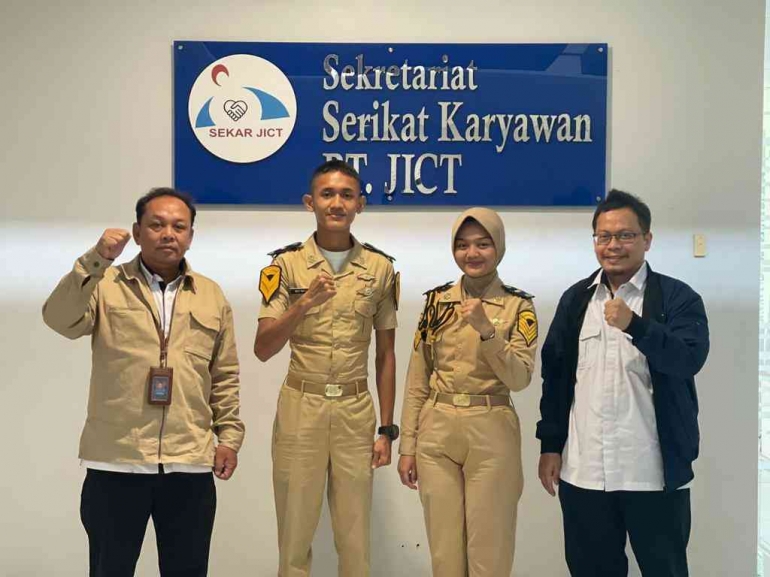 Ketua Umum dan Sekjen SEKAR JICT mendampingi peserta port tour di sekretariat SEKAR JICT/dokpri