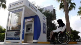 Penyandang disabilitas menggunakan kursi roda hendak menggunakan ATM khusus di Sharjah, Uni Emirat Arab, 8 Januari 2017. (Foto: Reuters/Satish Kumar)