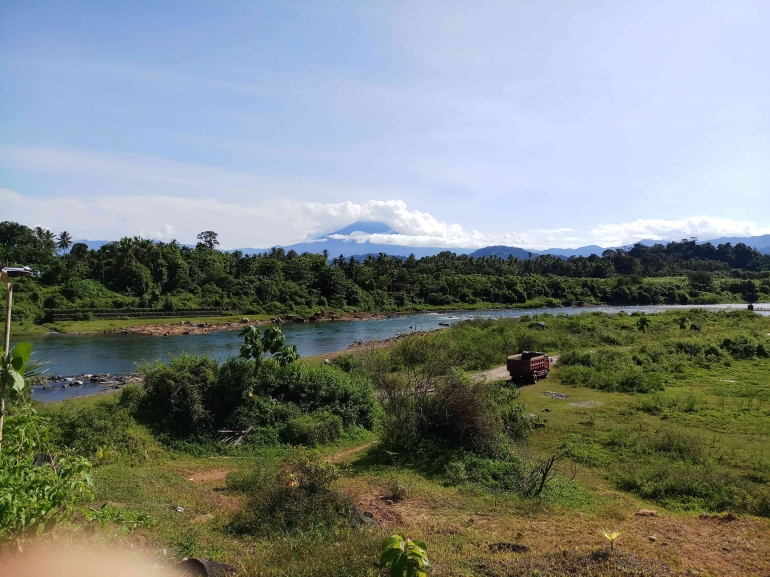 Dokumen Pribadi: Pemandangan Gunung Singgalang dilihati dari Desa Salibutan, Lubuk Alung. 