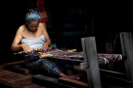 Penenun Gringsing di Bali (Foto: Kemenparekraf)