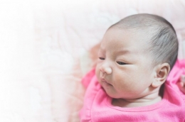 Ilustrasi cara mengatasi kepala bayi peyang| Freepik.com/chayantorn via nakita.grid.id