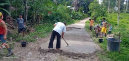Masyarakat Koto Runciang goro mencor jalan yang sudah rusak. (foto dok ali ayub)