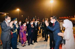 Presiden Joko Widodo dan Ibu Negara Iriana Jokowi bersiap menaiki pesawat dari Beijing menuju Tokyo, Selasa (26/7/2022).(Dokumentasi/Sekretariat Presiden)