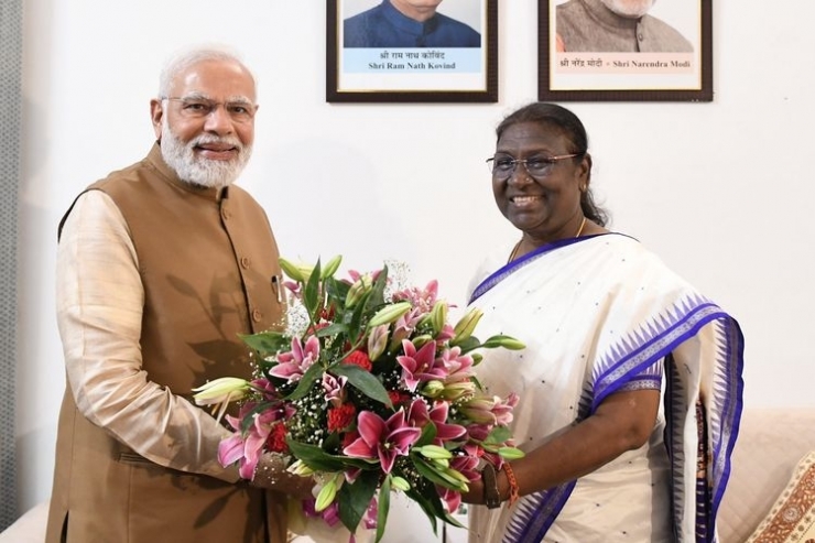 Perdana Menteri India, Narendra Modi (kiri) memberikan selamat kepada Presiden India yang baru terpilih, Droupadi Murmu (kanan). Sumber: Dokumentasi Narendra Modi via Kompas.com