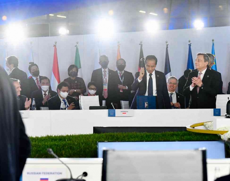 Presiden RI menerima handover Presidensi G20 di KTT Roma| Foto: BPMI Setpres/Laily RE